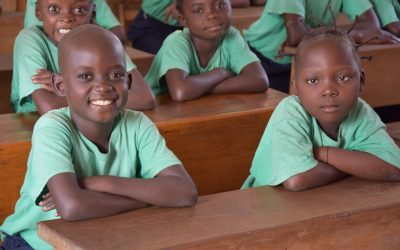 Schulbänke für Kinder im Kongo