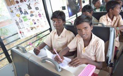 Eine mobile Schule im Bus für Kinder in Indien